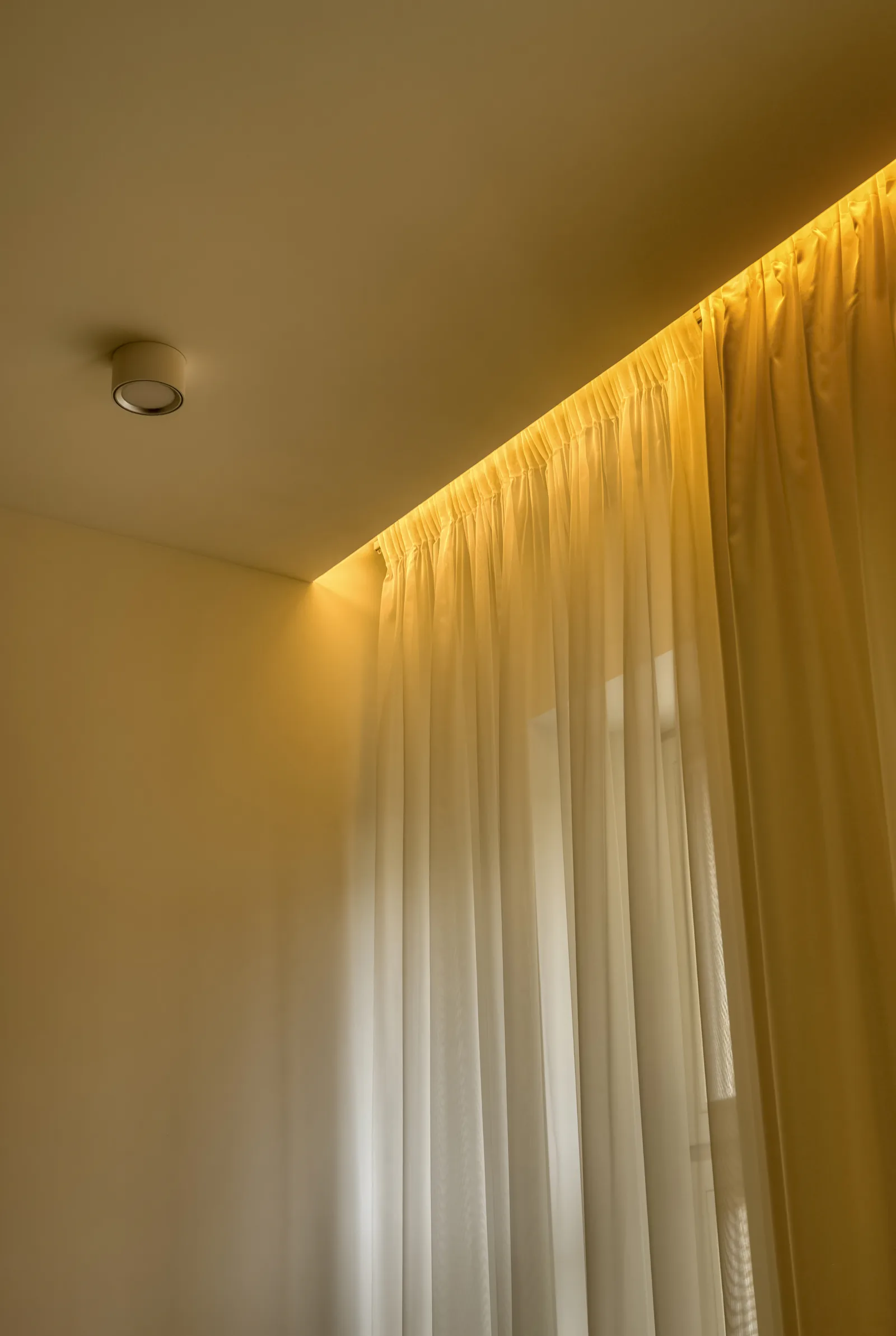 Indirect lighting in the suspended ceiling