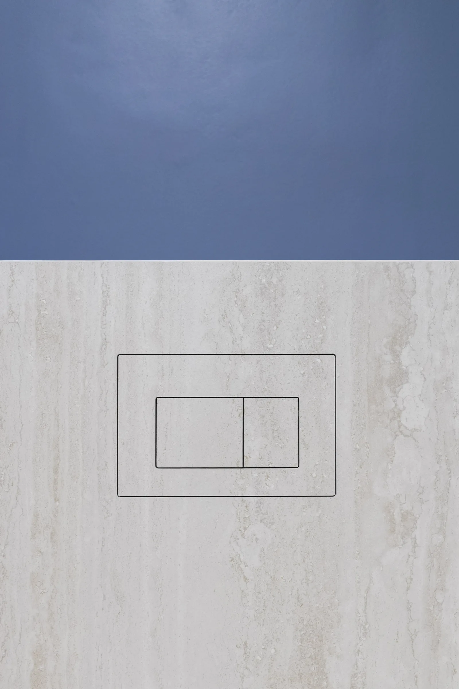 Flush plate recessed into the tiling