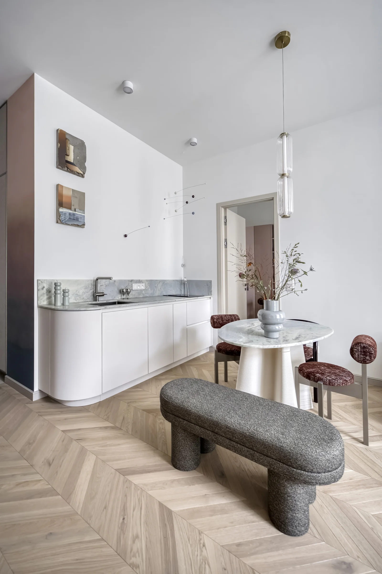 Show apartment kitchen and dining: smooth plaster and semi-matt paint on walls and ceilings